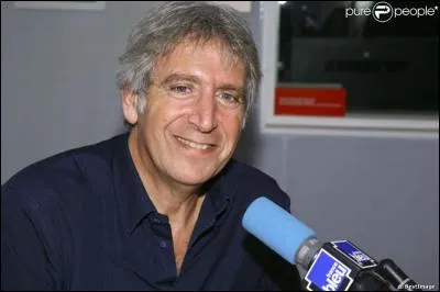 C'est un chanteur compositeur français né le 24 juillet à Paris. Il a pris un enfant par la main pour lui apprendre la langue de chez nous .