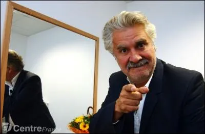 C'est un humoriste, chanteur et acteur français d'origine polonaise né à Grenoble le 3 juillet. Il a été un tuteur marseillais dans une série télévisée.