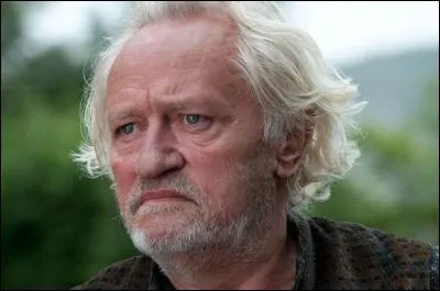 C'es un acteur français né à Montreuil le 8 février. On le voit au théâtre, au cinéma et même à la télévision.