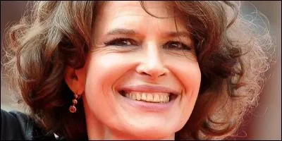 Cette actrice et réalisatrice française est née à Saumur le 22 mars. "La femme d'à côté", "Pédale douce", "Ridicule", "Huit femmes", sont quelques-uns des films dans lesquels elle a joué.