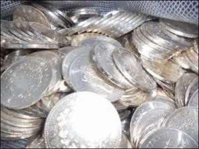 Ce proverbe me fait rire, ne me demandez pas pourquoi ! "Quand on a un pot de chambre en argent, les bords en sont minces." Que cela signifie-t-il ?