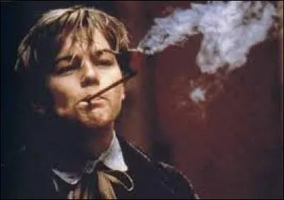 A quel poète, auteur du "Bateau ivre", doit-on les vers suivants : 
"Sur la place taillée en mesquines pelouses, 
Square où tout est correct, les arbres et les fleurs, 
Tous les bourgeois poussifs qu'étranglent les chaleurs 
Portent, les jeudis soirs, leurs bêtises jalouses." ?