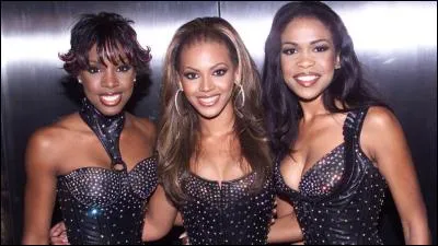 Dans quel groupe chantait-elle avant de chanter seule ?