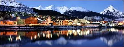 La Terre de Feu vous attire, direction Hushuaïa ! Comme souvenir de cette ville la plus australe du monde, vous achetez cette carte postale avec la monnaie du pays, qui est...