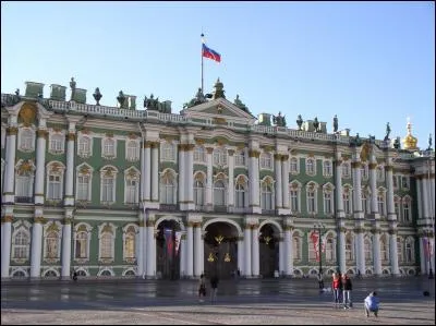 À Saint-Pétersbourg, le palais d'Hiver abrite le musée de l'Ermitage où vous avez admiré les collections de peinture. Quelle monnaie vous permet d'acheter cette carte postale ?
