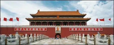 Impossible de quitter Pékin sans emporter quelques souvenirs dont cette carte postale de la Cité interdite ! Quelle est la monnaie utilisée dans cette ville ?