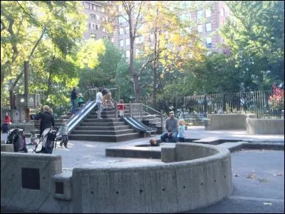Dans quel parc Zuri aime-t-il bien faire du toboggan, Ravi apprécie-t-il jouer aux échecs et Luke aime-t-il s'entraîner au basket ?