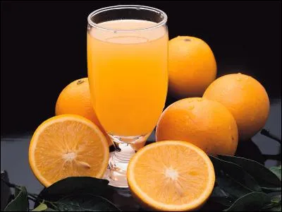 Un verre de jus d'orange pressé contient autant de vitamines qu'une simple orange.