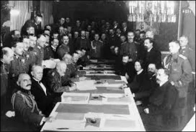 Pour quelle raison la Russie sortira-t-elle du camp des Alliés pour se joindre dans le camp des non-belligérants (neutres) ?