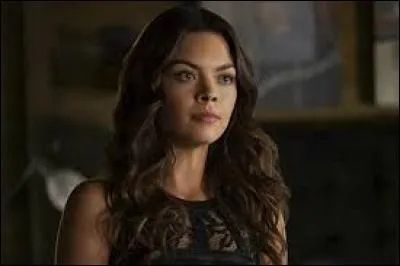 Comment s'appelle la petite amie jalouse de Nora ?