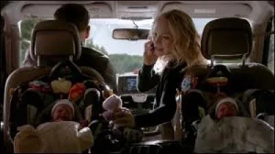 Où Alaric a-t-il déménagé pour élever ses filles ?