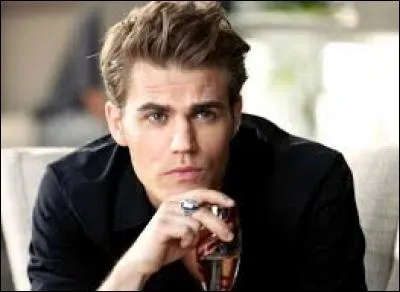 Dans la saison 7, Stefan est amoureux de...