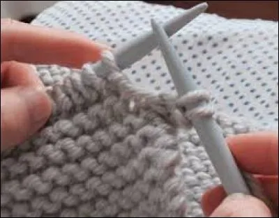Loisirs - En tricot, le point mousse consiste à...
