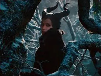 Blanche-Neige est dans la forêt et cherche les nains. Elle tombe nez à nez avec une femme ayant des cornes noires. Qui est-elle ?