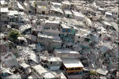 Toujours en Chine, dans la région de Tangshan, un séisme fait de nombreuses victimes ; combien environ ?