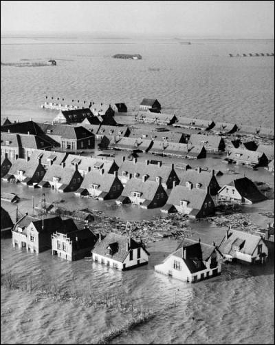 En 1530, à la St Félix, des inondations massives emportent 400 000 âmes dans ce pays ; lequel ?