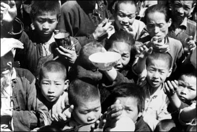 Les famines de 1907 en Chine (24 millions de morts) seraient à classer parmi les "catastrophes politiques". Les récoltes insuffisantes sont aggravées par de nombreux facteurs ; trouvez-en un parmi tant d'autres !