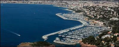 Cette ville englobe Valescure, Boulouris-sur-Mer, Agay.