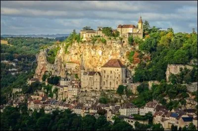 Construit à flanc de falaise, ce village cache peut-être dans ses grottes l'amour de Gérard Blanchard.