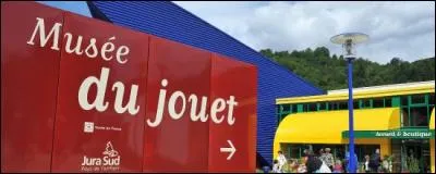 Cette commune est considérée comme la cité du jouet, notamment en bois.