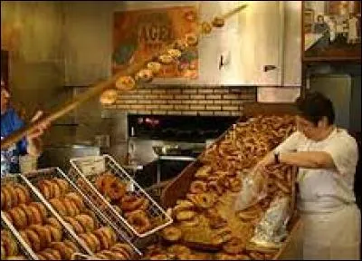 On dit que ceux de Montréal sont les meilleurs du monde. On vient de New York pour les manger. À New York depuis peu un Québécois a ouvert un comptoir et les fait livrer chaque matin. Les New-Yorkais paient une fortune pour ce délice. Si vous venez à Montréal c'est un must ce sont évidemment les fameux ou fameuses...