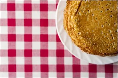 La ploye est une galette faite à partir de sarrasin et elle fait partie de la culture... Issue de l'héritage Madawaskayen, la ploye tient son nom de l'idée que pour la préparer, il faut brasser la pâte jusqu'à ce qu'elle fasse le son particulier de « ploye, ploye ploye » ! Selon les « vrais » ... la ploye ne doit pas être retourné durant la cuisson. Elle est de la même région que la Sagouine...