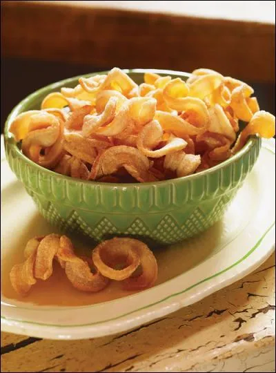 C'est un plat de la cuisine québécoise traditionnelle constitué de croustilles de lard salé grillées dans une poêle ou frites dans l'huile. Elles sont surtout servies lors de repas traditionnels, notamment à la cabane à sucre durant le temps des sucres, différents carnavals et les repas du temps des fêtes. Ce sont les légendaires....