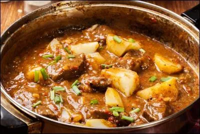 Un autre mets est typiquement québécois. Issu de la cuisine traditionnelle et du terroir, il est composé d'ingrédients qui cuisent longuement dans une sauce aromatisée aux clous de girofle et à la cannelle. Plusieurs recettes incluent aussi les boulettes de viande de porc et parfois aussi de la viande de lapin et des pommes de terre. C'est le fameux...