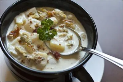 Voici une soupe délicieuse faite à partir d'un mollusque qui se trouve en plusieurs variétés et il fait la renommée de ce plat typique de l'Est canadien. C'est évidemment :