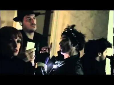 Qu'est-ce qui est bizarre, selon le Visiteur ?