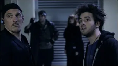 Parmi les amis du Visiteur, qui se fait engager en premier par les Missionnaires ?