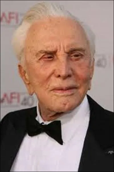 Kirk Douglas est né le 9 décembre 1916 à Amsterdam (État de New York) et fêtera si tout va bien, son centenaire à la fin de l'année. Acteur, réalisateur, producteur et écrivain nommé cinq fois aux Oscars, il n'aura jamais la fameuse statuette à part en 1996 pour un d'honneur. Mais dans quel film des studios Disney, tiré de l'uvre de Jules Verne, a-t-il joué en 1954 ?