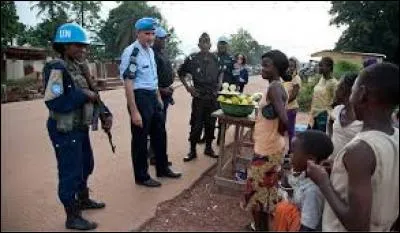 À quel pays cette tenue de police appartient-elle ?