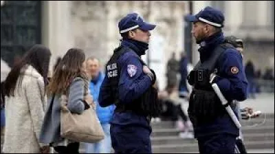 À quel pays cette tenue de police appartient-elle ?