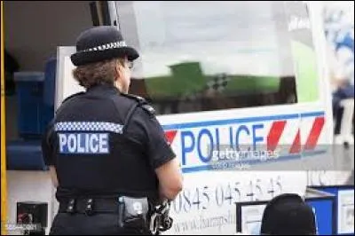 À quel pays cette tenue de police appartient-elle ?