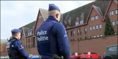 À quel pays cette tenue de police appartient-elle ?