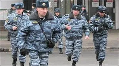 À quel pays cette tenue de police appartient-elle ?