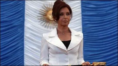 En Argentine, l'ex-pr&eacute;sidente Cristina Fern&aacute;ndez est issue d'une longue famille politicienne, laquelle ?