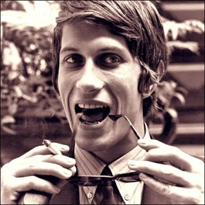 Chanteur et enchanteur, mais il n'a pas toujours dit non au boulot, ni au goulot, Monsieur Du--- (Complétez ! )