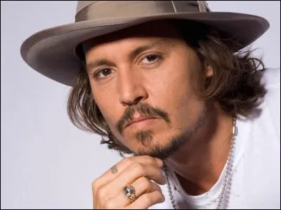 Le beau gosse Johnny Depp s'était fait tatouer quelque chose qu'il a transformé ensuite en "Wino Forever". Mais quoi ?