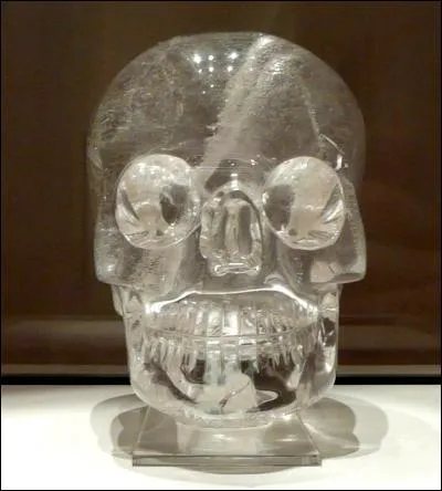 D'après la légende, combien y a-t-il au total de crânes de cristal ?