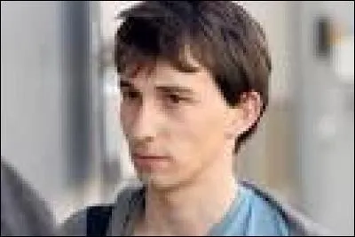 Où travaille Julio en plus de la salle de sport ?