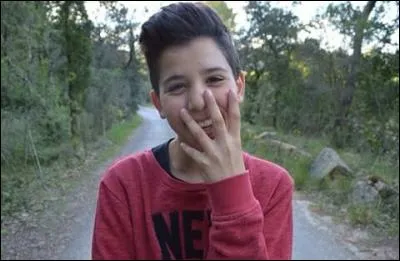 Quels sont les nom et date de sa première vidéo ?