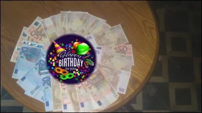 J'ai renoncé, et je me suis mise à la recherche d'un nouveau cadeau. Puisque ce cher ami demandait souvent de l'aide en français, j'ai décidé de lui offrir un manuel de grammaire à 26 euros. Il contenait 100 pages. Comme je n'avais rien de mieux à faire, j'ai décidé de calculer le prix d'une page. Quel est-il ?