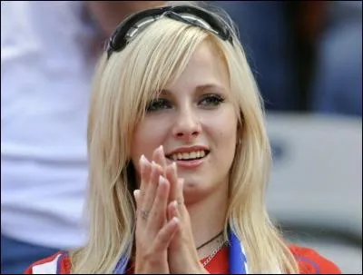 Sur ce drapeau, sans nul doute, il y a du rouge, du blanc et du bleu... et un triangle ! Lequel ?