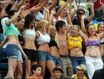 Je n'arrive pas à lire sur ses petits bedons. Laquelle (ou lesquelles) de ces jeunes personnes porte les couleurs de son pays ?