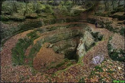 D'apr&egrave;s la l&eacute;gende, le puits de la Br&ecirc;me, un affluent de la Loue, est une des entr&eacute;es des enfers. O&ugrave; est situ&eacute; le Trou Noir, comme on l'appelle parfois ?