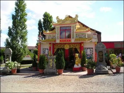 En 1955, un village auvergnat a recueilli de nombreux rapatri&eacute;s d'Indochine dans les anciens corons miniers. Dans quel village y a-t-il depuis 1983, une pagode bouddhique ?