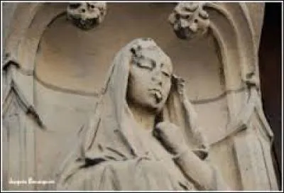 Sainte Ulphe fume sur la fa&ccedil;ade de la maison du P&eacute;lerin &agrave; Amiens.