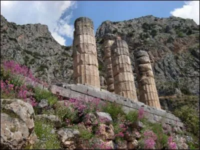 Où se trouve le temple de Delphes, perché à 600 mètres d'altitude sur son versant sud ?